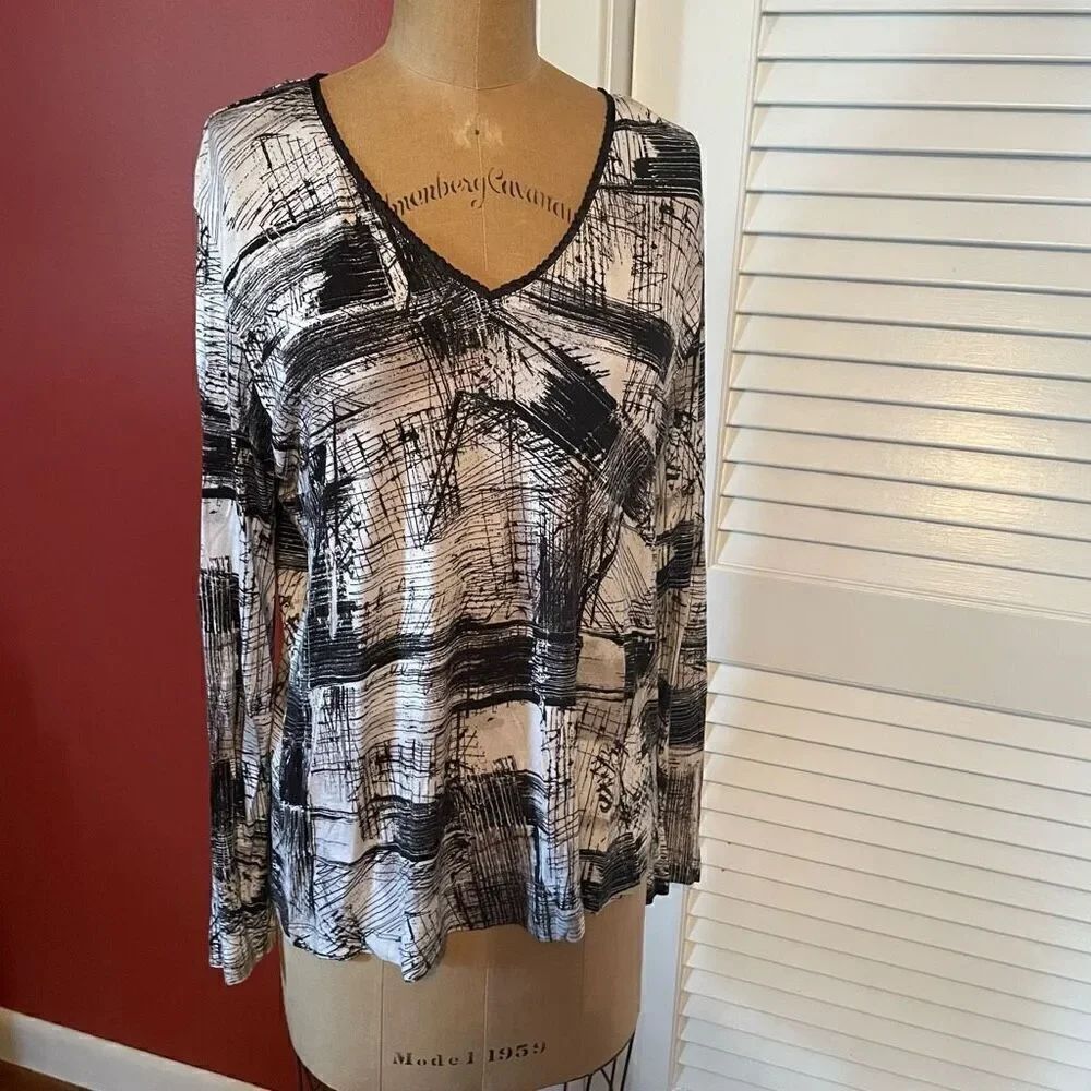 CHICO’S | abstract black & white v neck blouse 2 or M